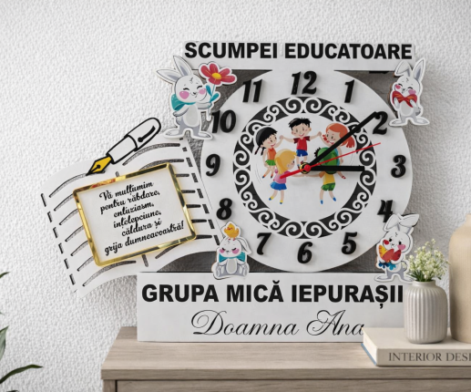 Деревянные часы с зайчиками