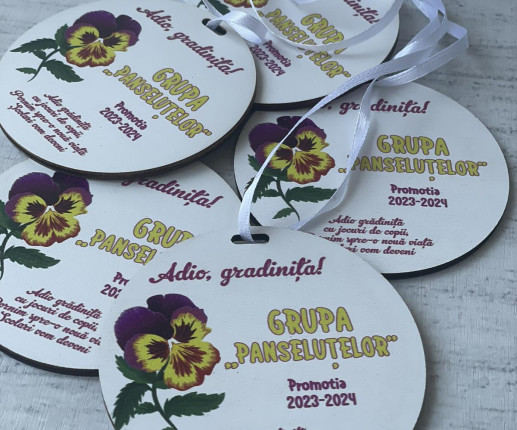 Medalii din lemn ,,Adio gradinita,, cu flori violete