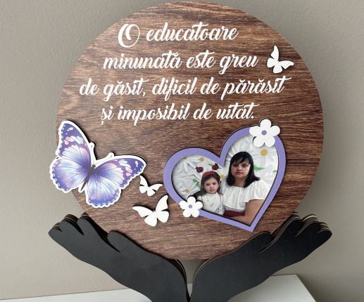 Круглый персонализированный трофей из фанеры воспитателю "Бабочка" image 2