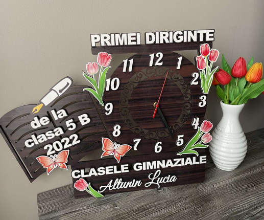 Ceas din lemn cu lalele și fluturași