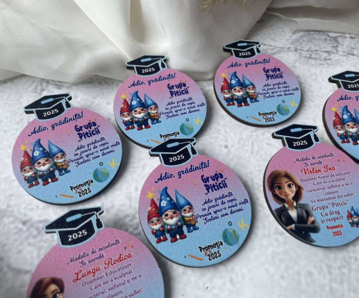 Insigne cu pitici image 2