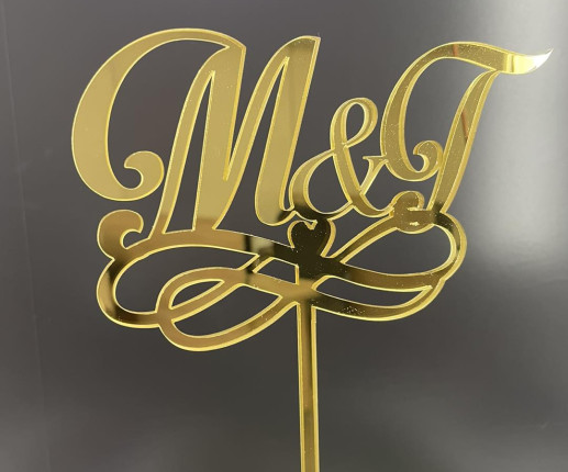 Topper pentru torta auriu cu inițiale mirilor 1