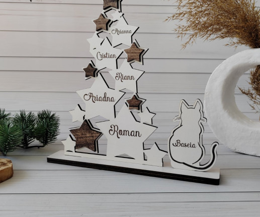 Brad din lemn cu numele membrilor familiei image 3