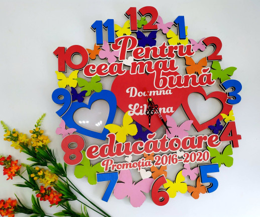 Ceas din lemn cu fluturi colorati