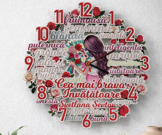 Деревянные часы с девушкой и цветами