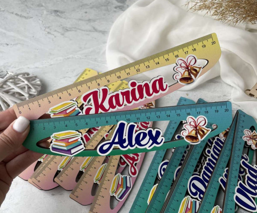 Riglă de lemn cu carte și clopoței