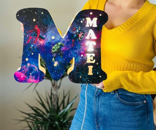 Veioza litera Marvel