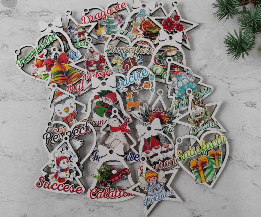 24 ornamente brad cu urări in cutie din lemn
