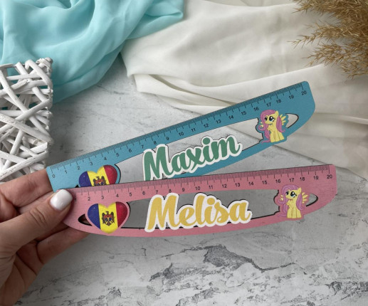 Riglă din lemn cu simbolica Moldovei