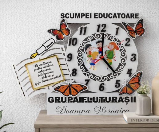 Деревянные часы с бабочками