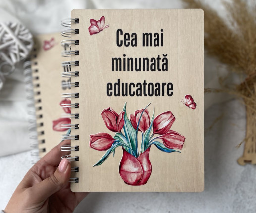 Деревянный блокнот с вазой с красными тюльпанами image 1