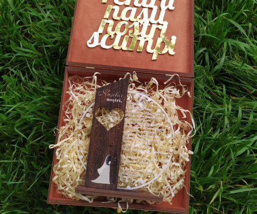 Invitatii pentru nunta din lemn cu cutie si trofeu image 2