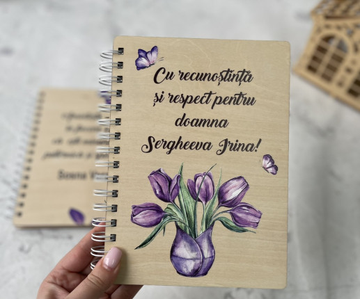 Carnet din lemn vază cu lalele violete image 2