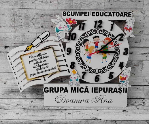 Ceas din lemn cu iepurasi