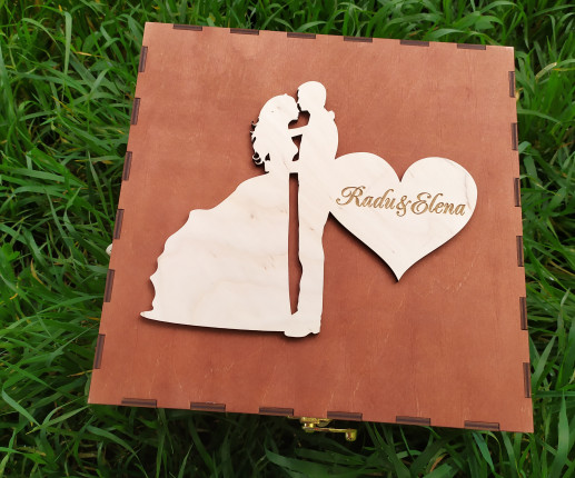 Invitatii pentru nunta din lemn cu cutie si trofeu