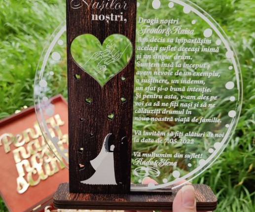 Invitatii pentru nunta din lemn cu cutie si trofeu image 3