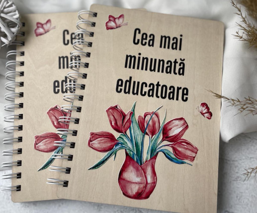 Деревянный блокнот с вазой с красными тюльпанами image 2