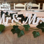 Надпись " Mr & Mrs" на штативе thumb-image 1