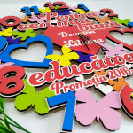 Ceas din lemn cu fluturi colorati thumb-image 2