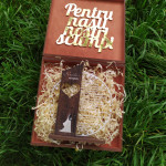 Invitatii pentru nunta din lemn cu cutie si trofeu thumb-image 2