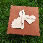 Invitatii pentru nunta din lemn cu cutie si trofeu thumb-image 1